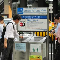 Raucherbereich in Tokio mitten auf einer öffentlichen Straße. Im Hintergrund steht übrigens das World Trade Center.