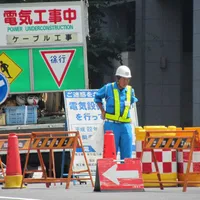 Dieser Mann passt den ganzen Tag auf, dass niemand in die Baustelle fährt