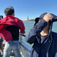 Auf der Fähre. Im roten Hemd ein (wahrscheinlich) Instagram Star