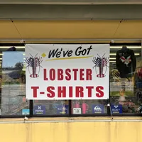 Es gibt Hummer-T-Shirts! Das Angebot konnte aber nicht überzeugen. Ich habe dafür eine Mütze gekauft.