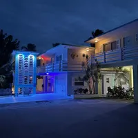 Unsere Unterkunft bei Nacht