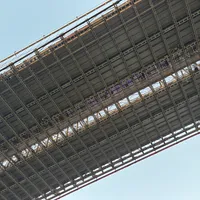 Die Brooklyn Bridge von unten